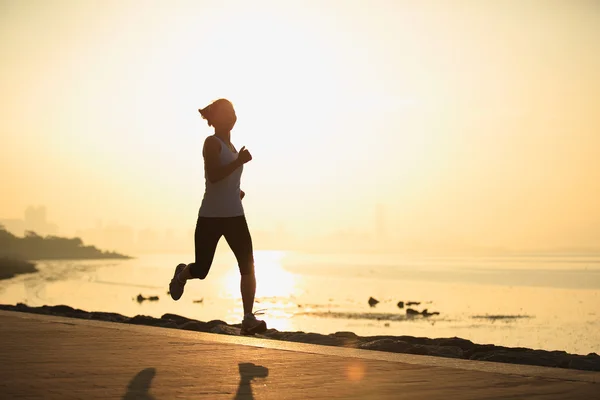 Corredor atleta corriendo en la playa —  Fotos de Stock