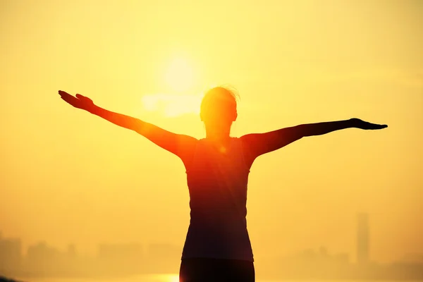Woman open arms under the sunrise — Stock Photo, Image