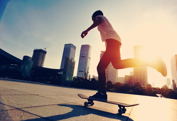Skateboarder skateboarden — Stockfoto
