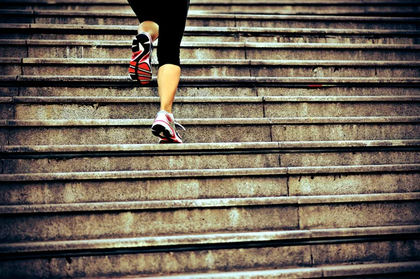 Frauenbeine laufen auf Treppe — Stockfoto