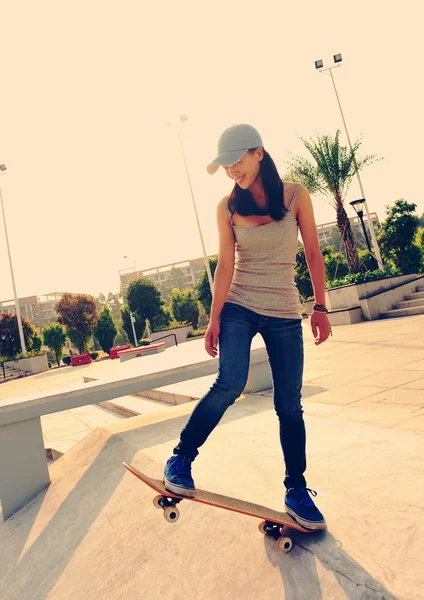 Γυναίκα skateboarding — Φωτογραφία Αρχείου
