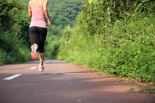 Woman running at forest trail — Stock Photo, Image