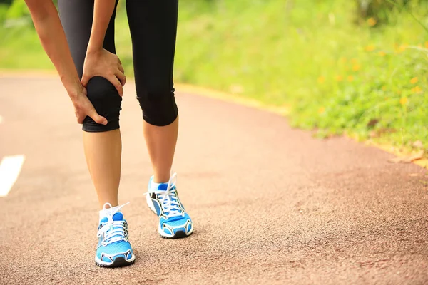 Mujer corredor lesionado rodilla — Foto de Stock
