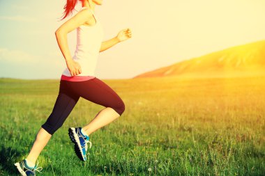runner atlet çim sahil üzerinde çalışıyor. kadın fitness gündoğumu veya günbatımı koşu egzersiz sağlık kavramı.