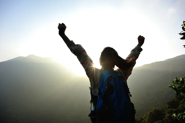 Wanderer mit offenen Armen auf Berggipfel — Stockfoto