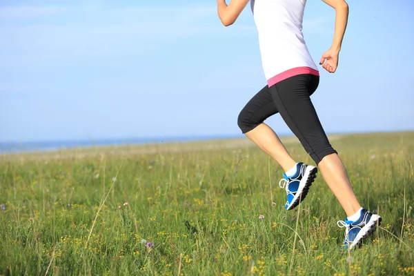 Atleta corredor correndo à beira-mar grama . — Fotografia de Stock