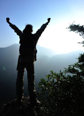 Uzun yürüyüşe çıkan kimse açık arms adlı dağ tepe