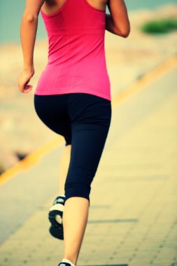 Deniz kenarında çalışan kadın