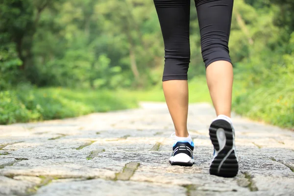 Femme jambes courir à la forêt — Photo