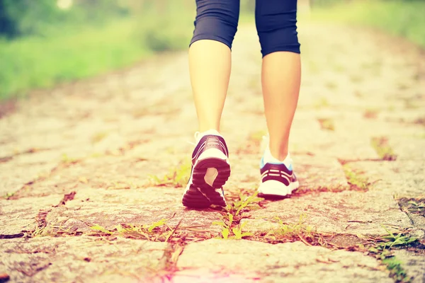 Gambe di donna che corrono a foresta — Foto Stock