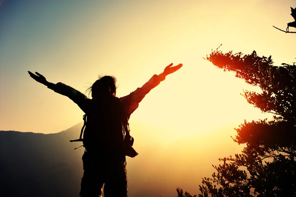 Hiker open arms at mountain peak — Stock Photo, Image