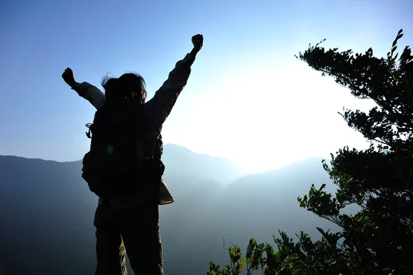 Hiker open arms at mountain peak — Stock Photo, Image