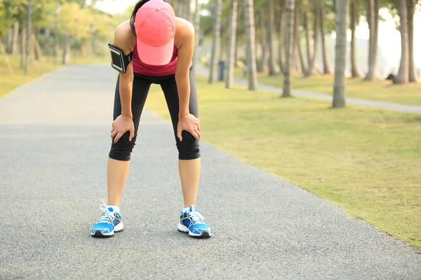 Vermoeide vrouw loper neemt een rust — Stockfoto