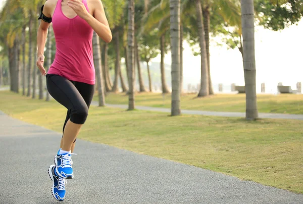 Athlete running at tropical park — Stock Photo, Image