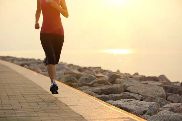 Mujer corriendo a la orilla del mar — Foto de Stock