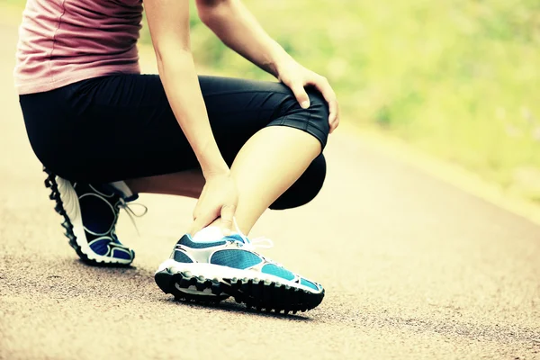 Kadın atlet tutun çarpık ayak — Stok fotoğraf