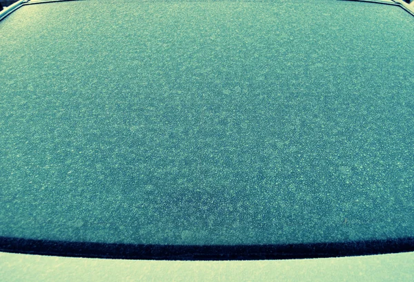 Pára-brisas de carro congelado no inverno — Fotografia de Stock