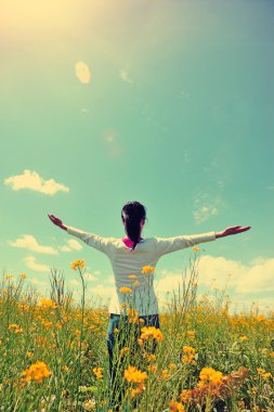 cole çiçek alan kadın kollarını tezahürat