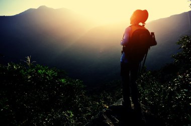 kadın hiker zevk dağ tepe manzaraya