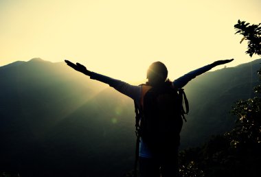 kadın hiker zevk dağ tepe manzaraya