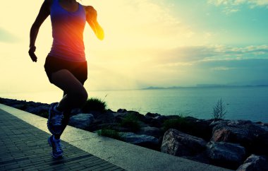 Deniz kenarında çalışan kadın