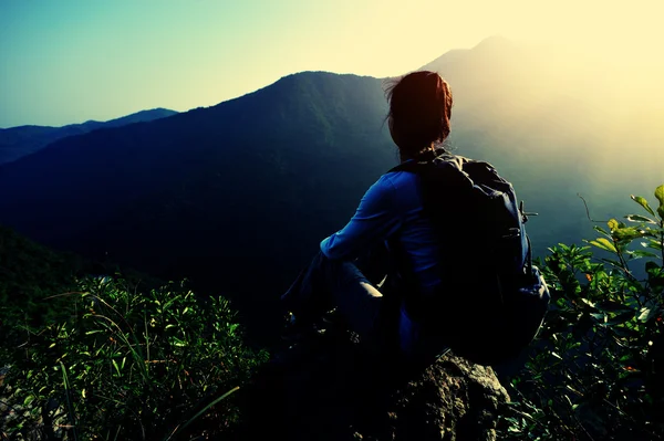 Mujer excursionista disfrutar de la vista en la cima de la montaña — Foto de Stock