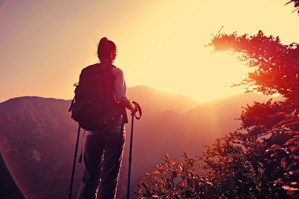 Woman hiker enjoy the view at mountain peak — Stock Photo, Image