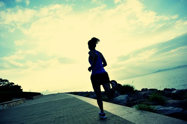 Woman running at seaside — Stock Photo, Image