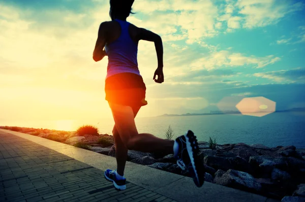 Mujer corriendo a la orilla del mar — Foto de Stock