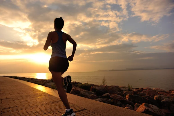 Deniz kenarında çalışan kadın