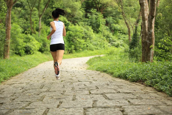 Jonge fitness Aziatische vrouw draait op bospad — Stockfoto