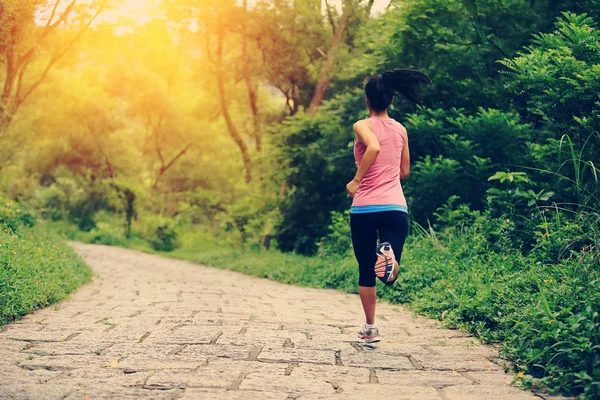 Junge Fitness-Asiatin läuft auf Waldweg — Stockfoto