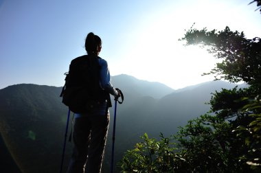 kadın hiker zevk dağ tepe manzaraya