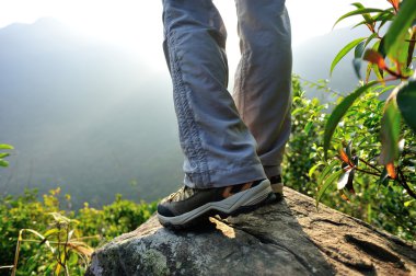 Kadın uzun yürüyüşe çıkan kimse dağ tepe kaya kürsüye