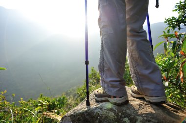 kadın hiker zevk dağ tepe manzaraya