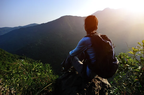 Vrouw wandelaar genieten van het uitzicht op berg — Stockfoto