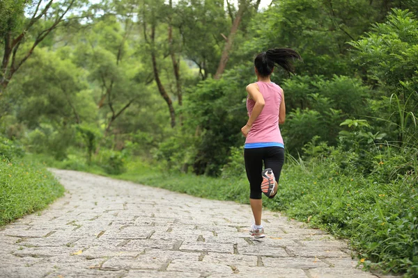 Joven fitness asiático mujer corriendo en bosque trail —  Fotos de Stock