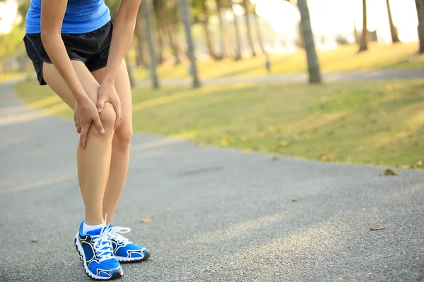 Woman runner sports injured leg — Stock Photo, Image