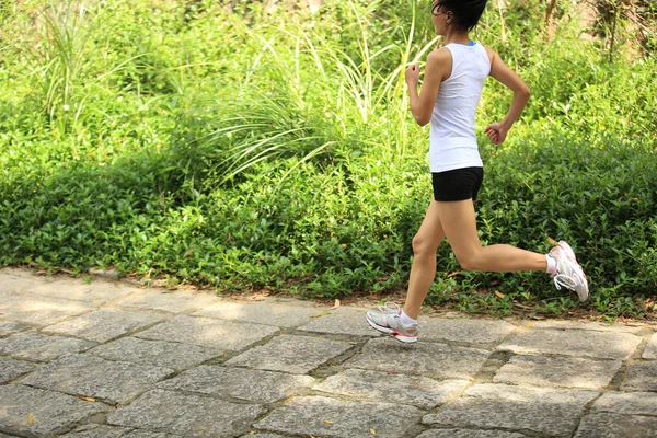 Junge Fitness-Asiatin läuft auf Waldweg — Stockfoto