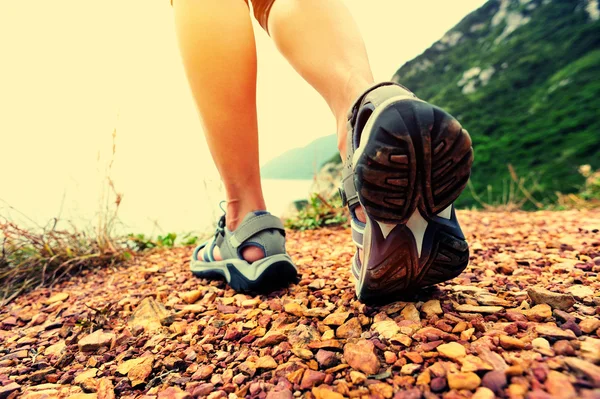 Woman hiker hiking on seaside trail — Stock Photo, Image