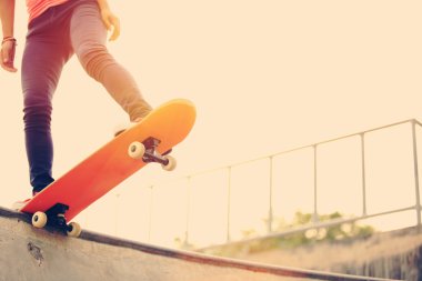 kaykaylı kadın bacakları