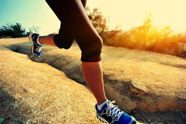 Jeune femme coureuse jambes courir sur le sentier de montagne — Photo