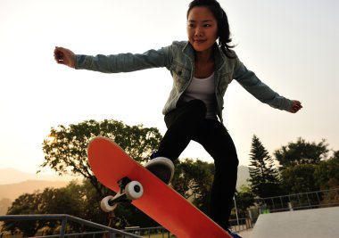 Genç kadın skatepark kaykay