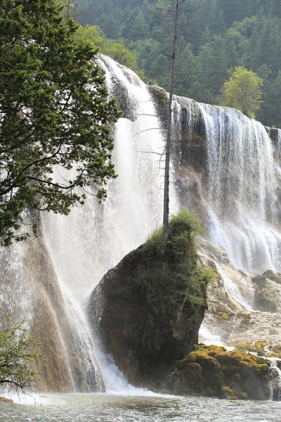 Водопад в национальном парке Цзючжайгоу в Китае — стоковое фото