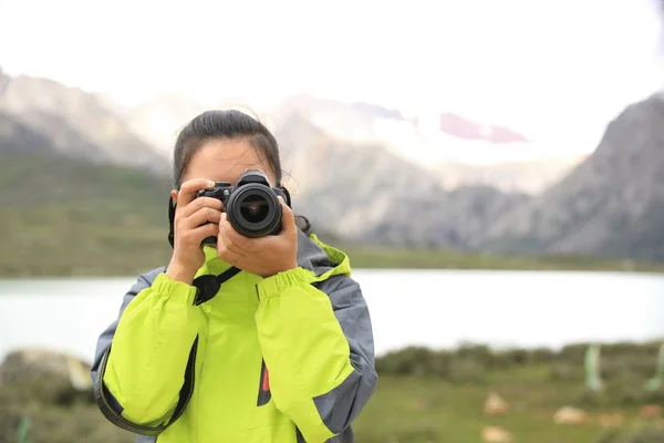 女性写真家は、チベット、中国で写真を撮影 — ストック写真