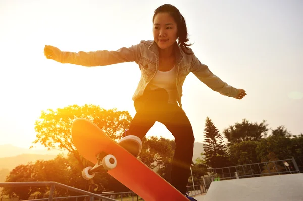 Skateboarding w skateparku — Zdjęcie stockowe