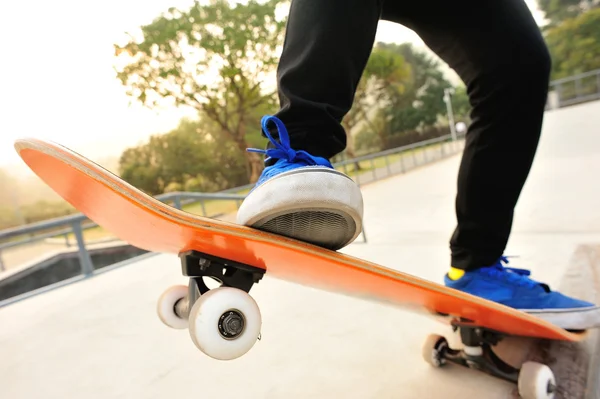 Skateboardbeine im Skatepark — Stockfoto