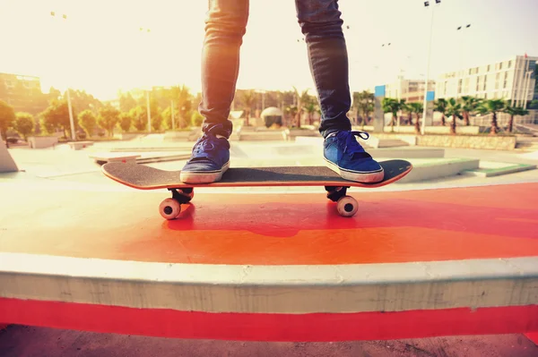 Skateboarding mulher pernas — Fotografia de Stock