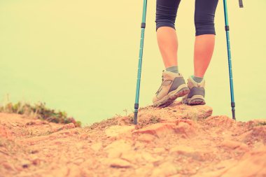 Sahil iz hiking kadın uzun yürüyüşe çıkan kimse