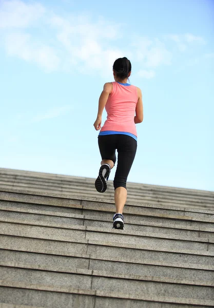 Mujer corriendo en las escaleras — Foto de Stock